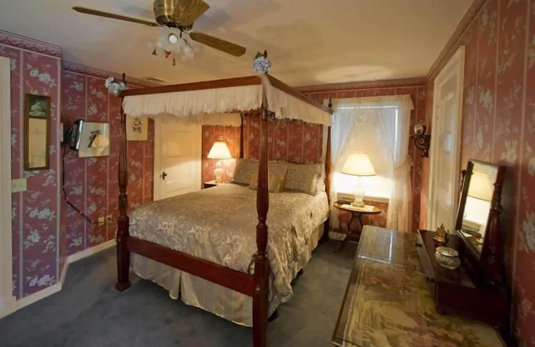 Anne'S White Columns Inn-1