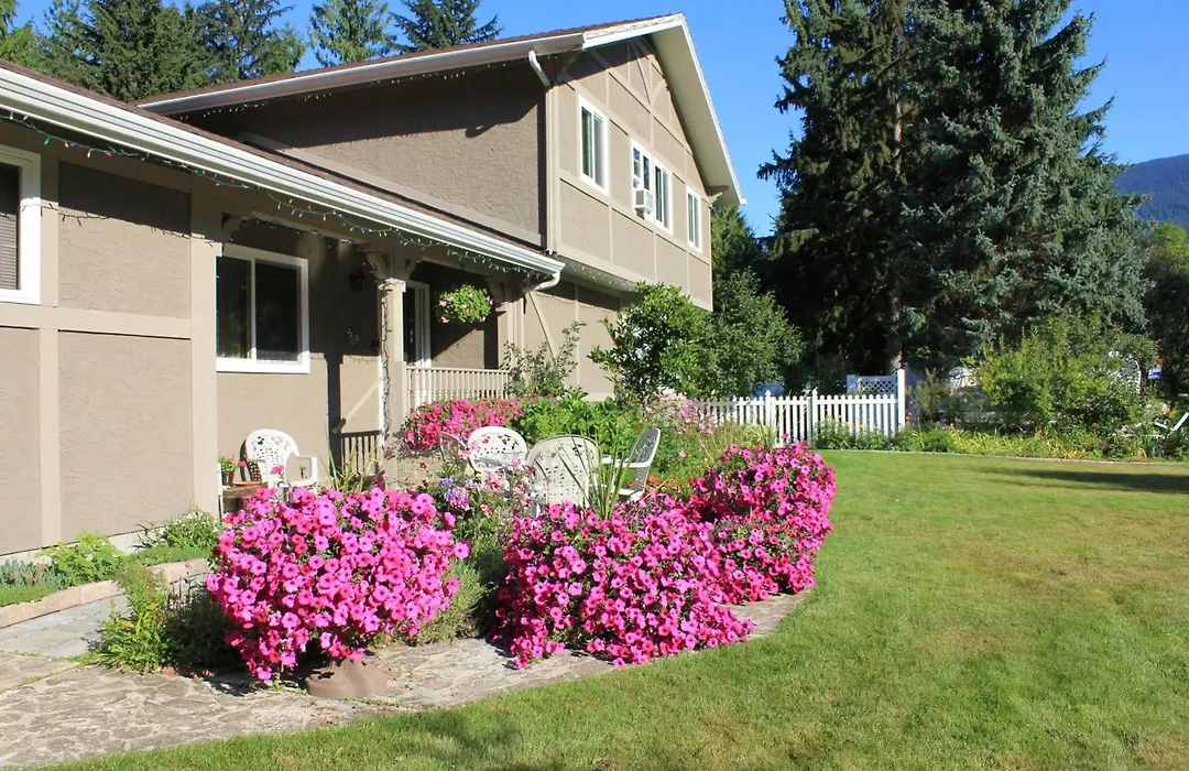 Alpenrose Revelstoke Bed & Breakfast-1