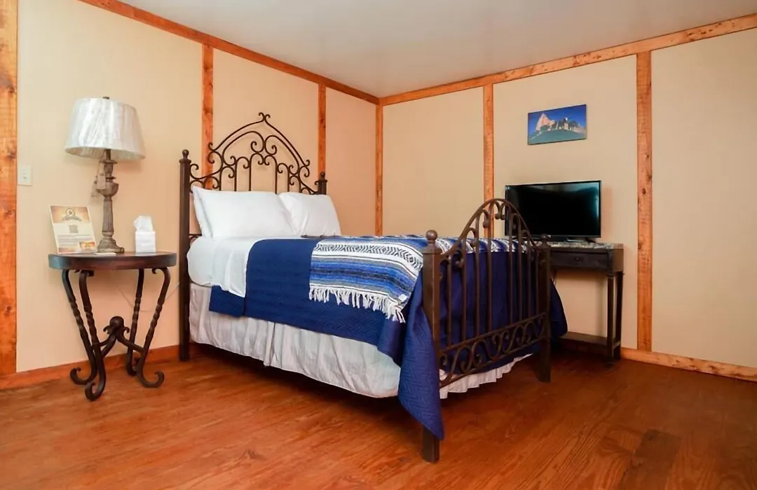 Round Top Hotel-1