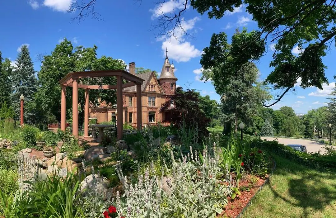 Henderson Castle Inn-1
