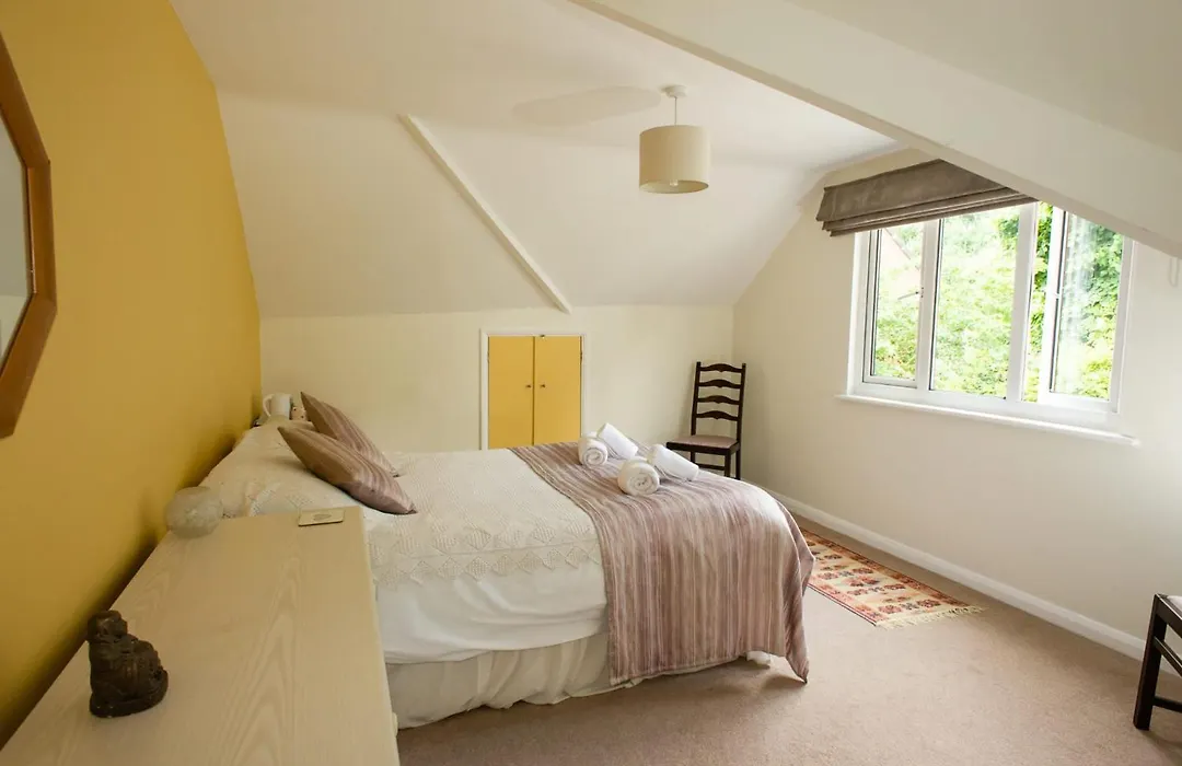 Healing Waters Sanctuary: Glastonbury's Holistic Retreat-1