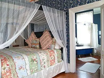 Roussell'S Garden Bed And Breakfast-1