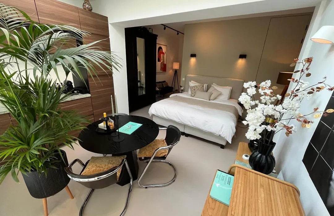 B&B Urban Oasis With Free Parking-1