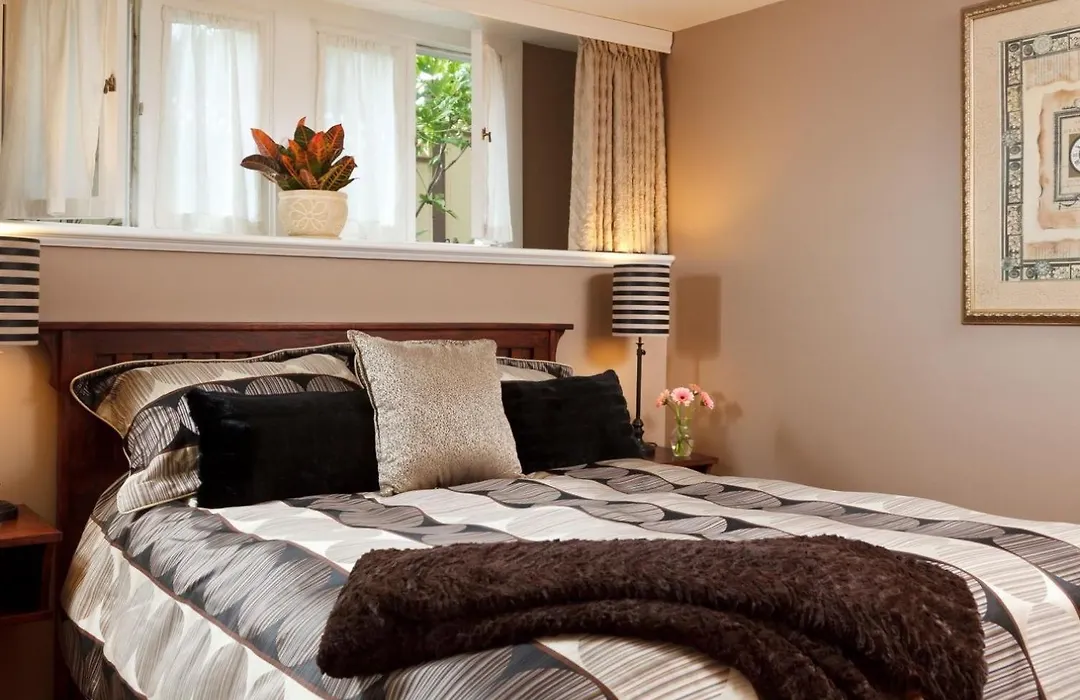Abbeymoore Manor Bed & Breakfast Inn-1