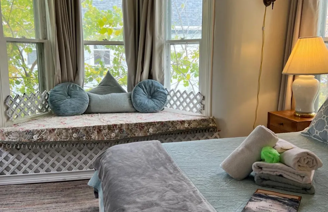 Aaron House Of Niagara Falls-1