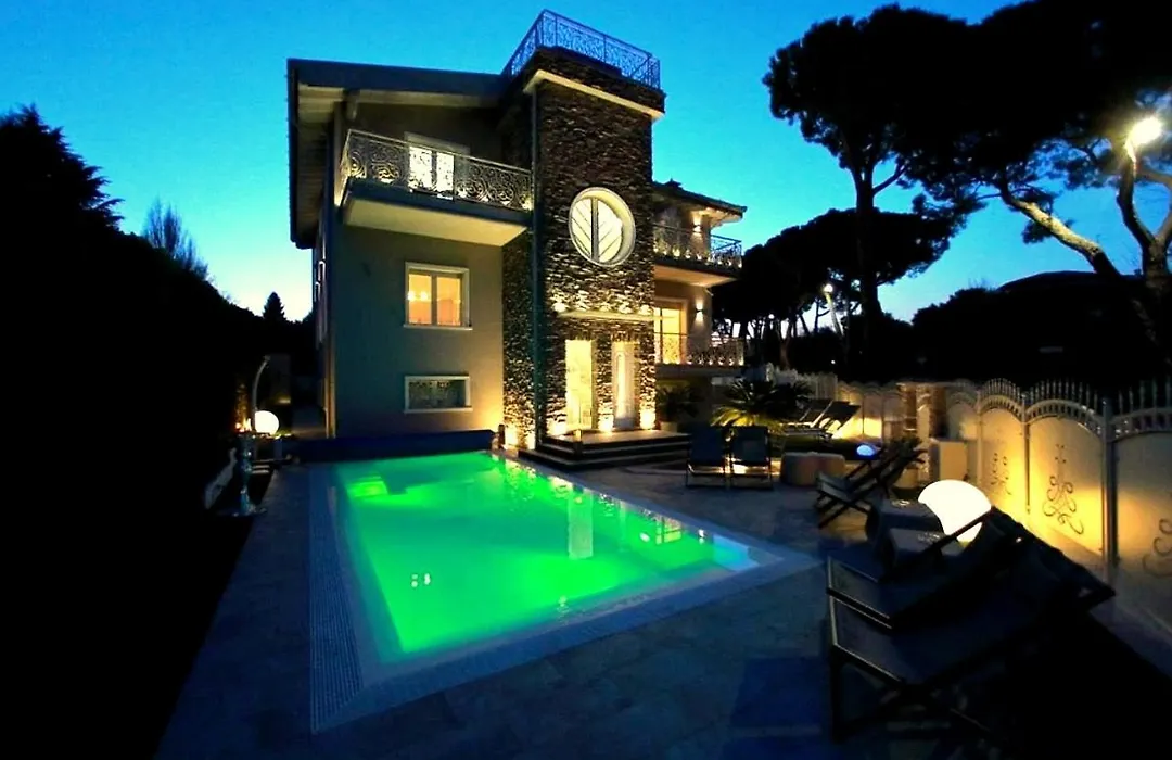 BELLAVISTA EXCLUSIVE B&B in zona centrale con piscina riscaldata-Jacuzzi vista lago LA COLAZIONE viene servita in una pasticceria rinomata ed esclusiva esterna alla struttura-1
