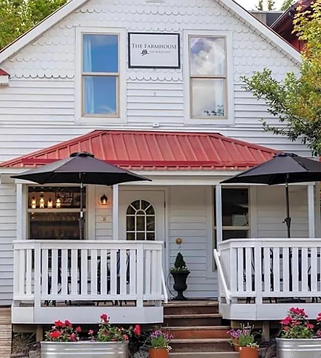 The Farmhouse Inn & Kitchen, 2 Blocks From Downtown Whitefish, Montana-1