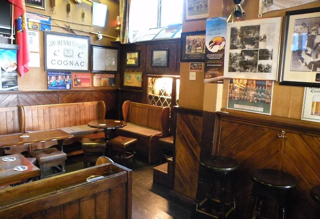 Buggle'S Pub And Accommodation-1