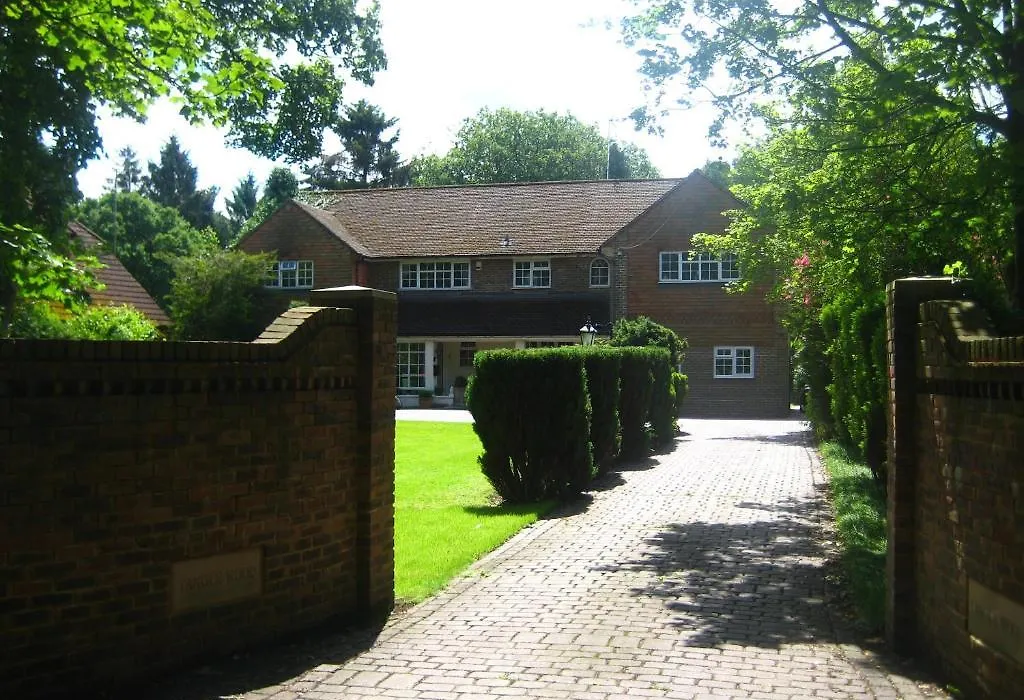 Tanglewood Gatwick Bed & Breakfast-1