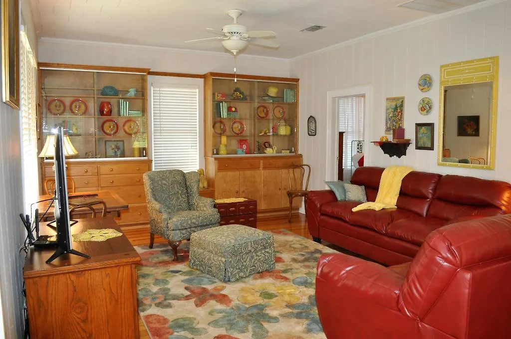 Flossie'S Corner Bed & Breakfast-1