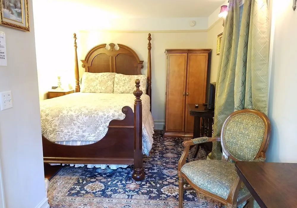 Lion'S Inn Bed And Breakfast-1