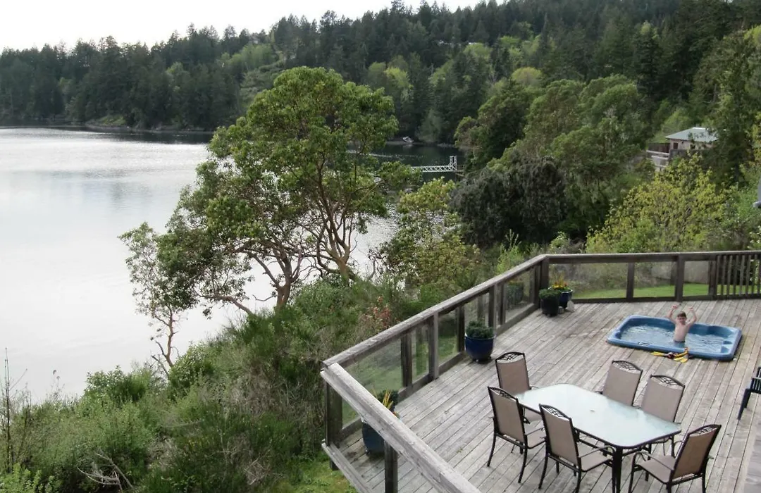 Arbutus Cove Guesthouse-1