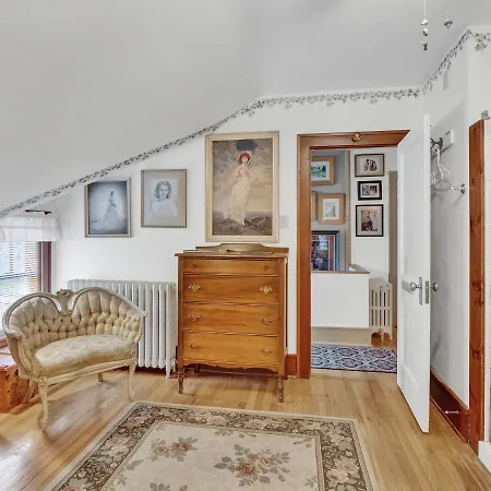 Robins Nest Bed & Breakfast-3