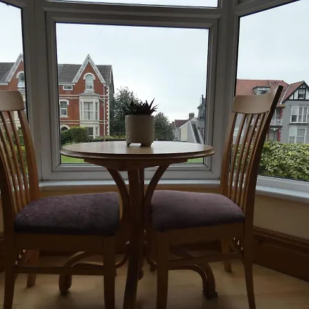 Hurst Dene Aparthotel-3