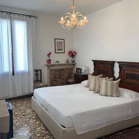 B&B Al Teatro With Canal View-3