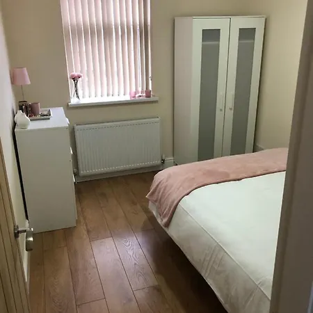 Big Room Rusholme With Tv And Private Bathroom-Parking&Wifi-3