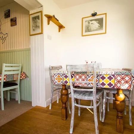 The Red Red Robin Cottage-3