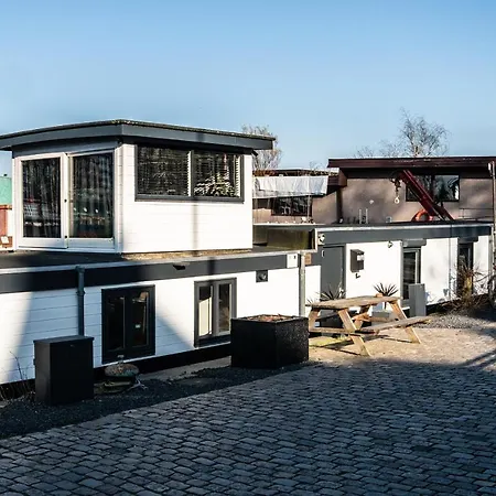 Houseboat-Amsterdam-2
