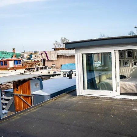 Houseboat-Amsterdam-2