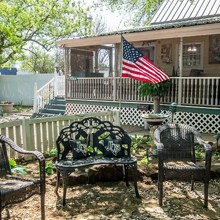 Pomegranate House & Cottages B&B-2