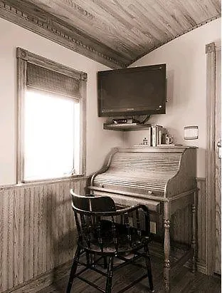 Clearview Station & Caboose B&B-3