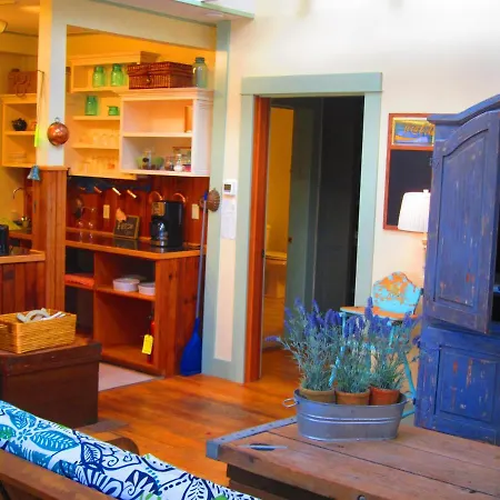 Clementine'S Guest House & Vacation Rentals-2