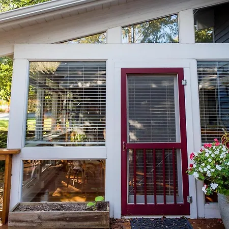Dickson Street Bed & Breakfast-3