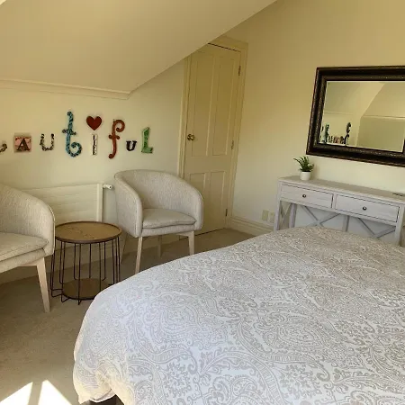 Pin Oaks Luxury Bed & Breakfast-3