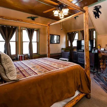 Gold Mountain Manor-3