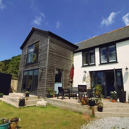 Luxurious Property Set In The Heart Of Cornwall With Breathtaking Views -Rhubarb Cottage-2