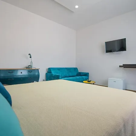 Hub Ferroviario - 12 Posti Letto Per Il Tuo Gruppo A Napoli Con Wifi E Netflix-2