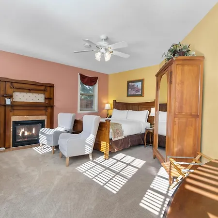 Hennessey House Bed And Breakfast-2