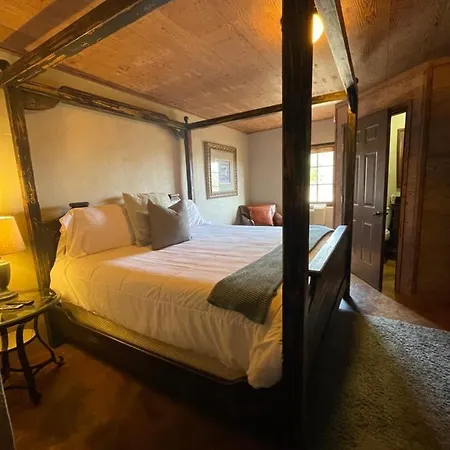 The Trois Estate At Enchanted Rock-2
