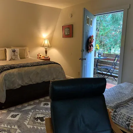 Mountain Meadows Inn & Chalet Suites-2