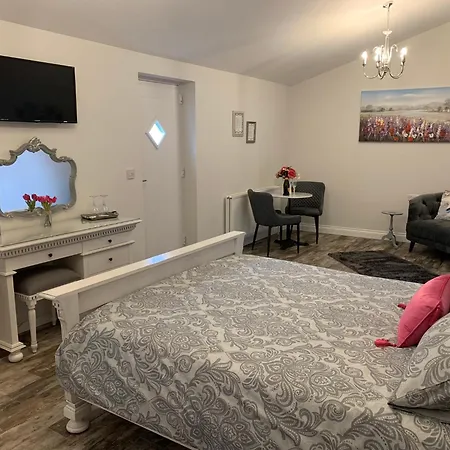Millbrae Lodges-3