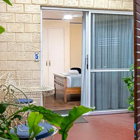 Inn The Tuarts Guest Lodge-3