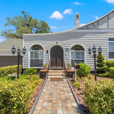 The Kenwood Gables B&B-3