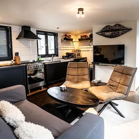 Houseboat-Amsterdam-3