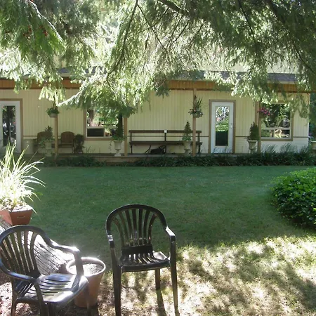 Cedar Wood Lodge Bed & Breakfast Inn-3