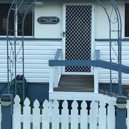 Cherry Blossom Cottage-With Country Charm And Spa-3