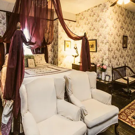 Simmons-Bond Inn Bed & Breakfast-3