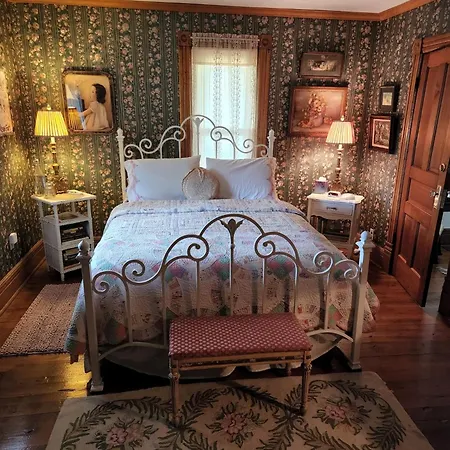 Applesauce Inn Bed & Breakfast-3