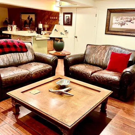 Trail Boss King Ensuite-Prairie Rose B&B - 1200 Sq Ft Suite-2
