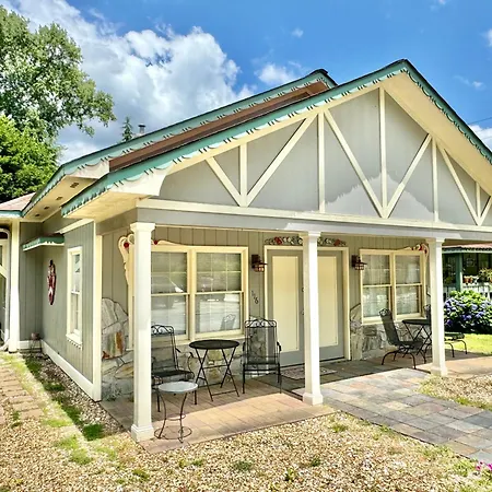 Riverbend Motel & Cabins-2
