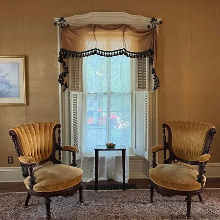 Carriage House Bed And Breakfast-2