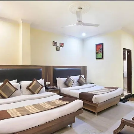 Hotel Perfect Spot- Main Bazar - Walking Metro Station-2