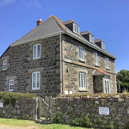 Haelarcher Farmhouse And Helicopter B&B-3