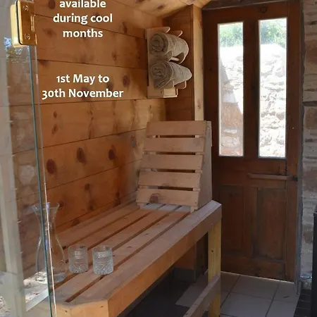 Trestrail Cottage Accommodation-3