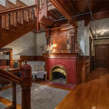The New Victorian Mansion Bed & Breakfast-3