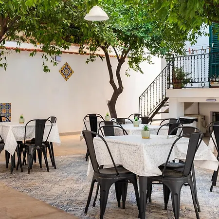 Garden House: Apartments And Rooms For Holidays-2
